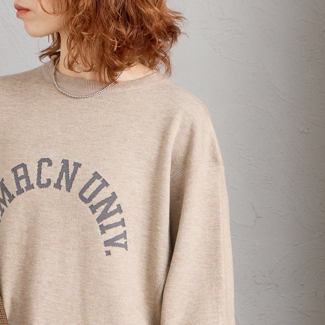 Americana × JEANS FACTORY [アメリカーナ × ジーンズファクトリー] 別注 ショート丈 フロントロゴ スウェットライク クルーネックニット [ASO-C-902-1-JF] ｸﾞﾚｰｼﾞｭ &&モデル身長：158cm 着用サイズ：ONE SIZE&&