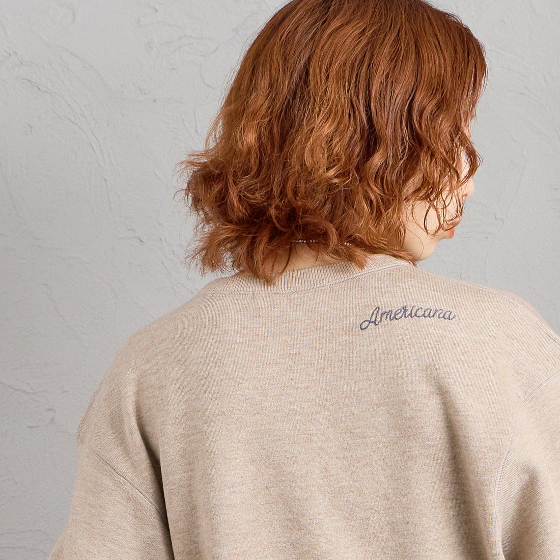 Americana × JEANS FACTORY [アメリカーナ × ジーンズファクトリー] 別注 ショート丈 フロントロゴ スウェットライク クルーネックニット [ASO-C-902-1-JF] ｸﾞﾚｰｼﾞｭ &&モデル身長：158cm 着用サイズ：ONE SIZE&&