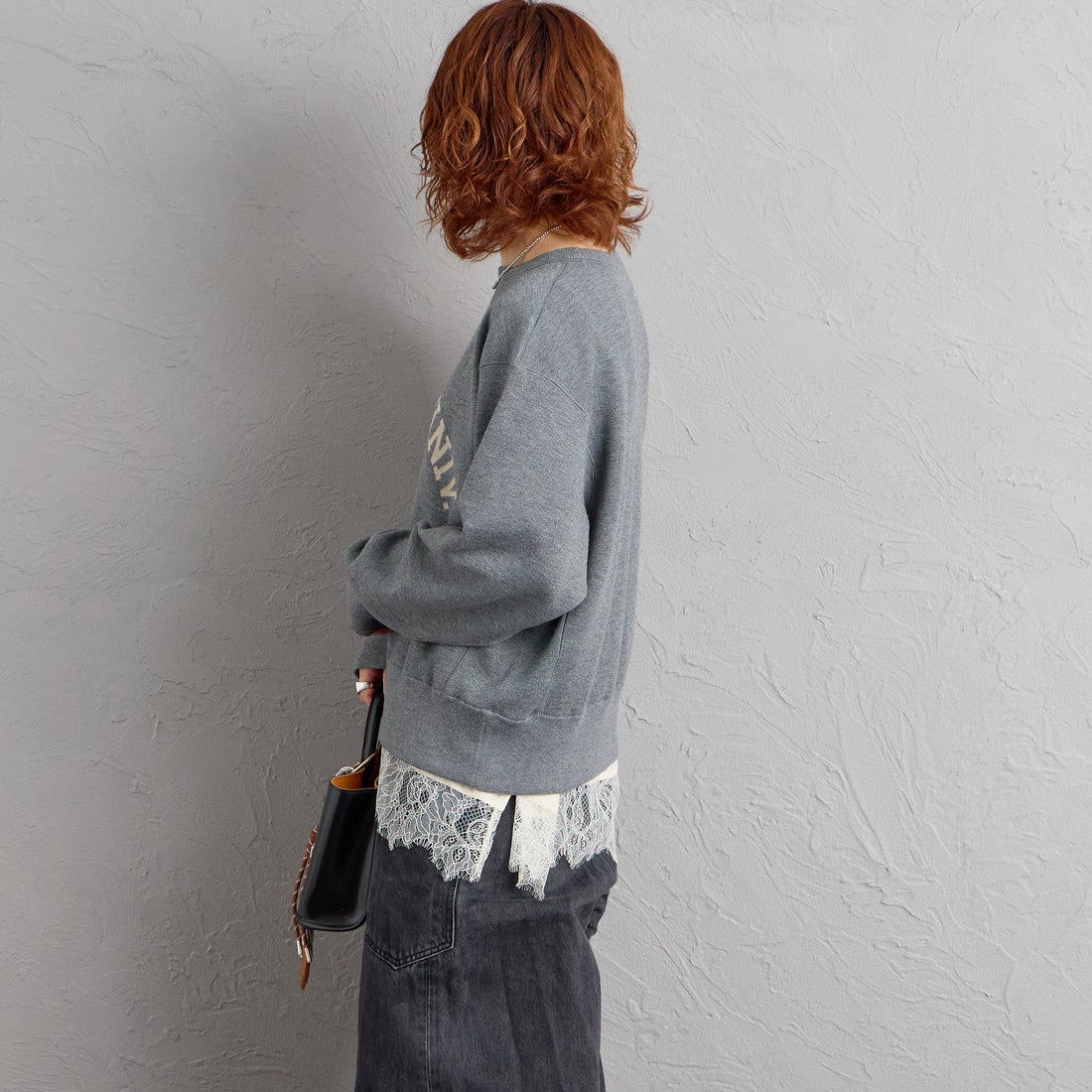 Americana × JEANS FACTORY [アメリカーナ × ジーンズファクトリー] 別注 ショート丈 フロントロゴ スウェットライク クルーネックニット [ASO-C-902-1-JF] ﾓｸﾁｬｺｰﾙ &&モデル身長：158cm 着用サイズ：ONE SIZE&&
