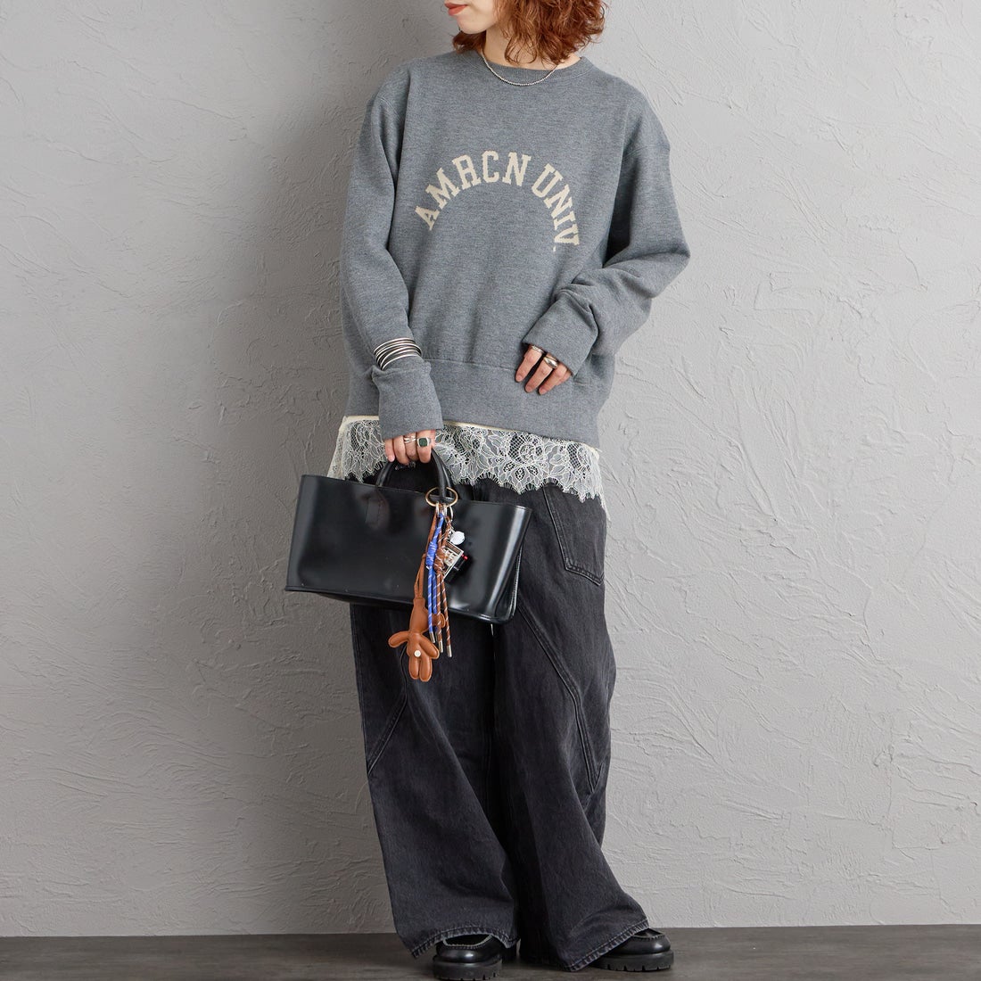 Americana × JEANS FACTORY [アメリカーナ × ジーンズファクトリー] 別注 ショート丈 フロントロゴ スウェットライク クルーネックニット [ASO-C-902-1-JF] ﾓｸﾁｬｺｰﾙ &&モデル身長：158cm 着用サイズ：ONE SIZE&&
