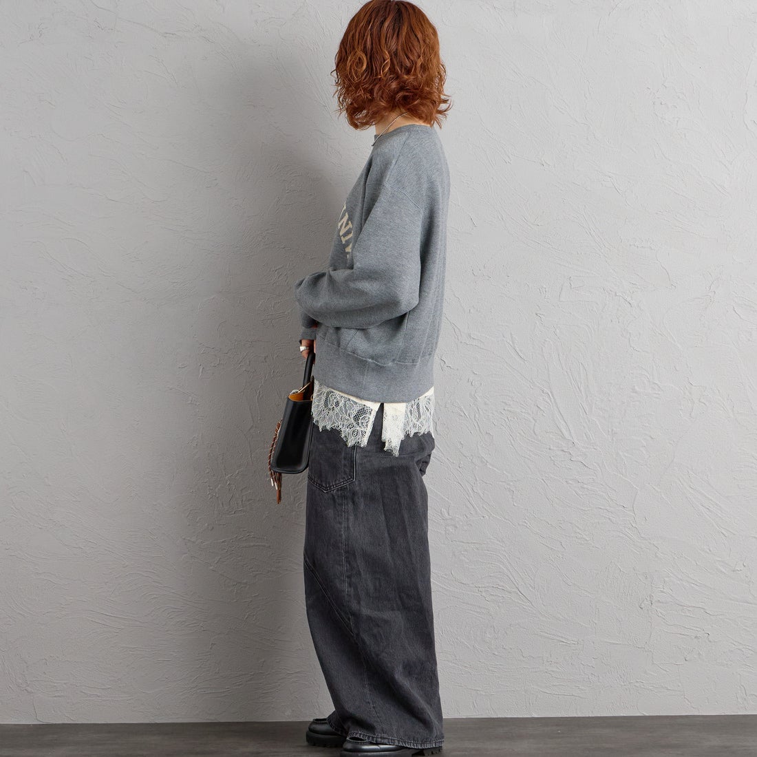 Americana × JEANS FACTORY [アメリカーナ × ジーンズファクトリー] 別注 ショート丈 フロントロゴ スウェットライク クルーネックニット [ASO-C-902-1-JF] ﾓｸﾁｬｺｰﾙ &&モデル身長：158cm 着用サイズ：ONE SIZE&&
