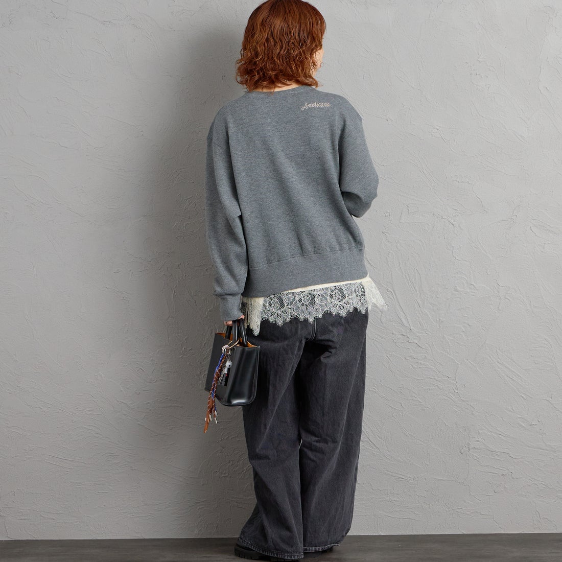 Americana × JEANS FACTORY [アメリカーナ × ジーンズファクトリー] 別注 ショート丈 フロントロゴ スウェットライク クルーネックニット [ASO-C-902-1-JF] ﾓｸﾁｬｺｰﾙ &&モデル身長：158cm 着用サイズ：ONE SIZE&&