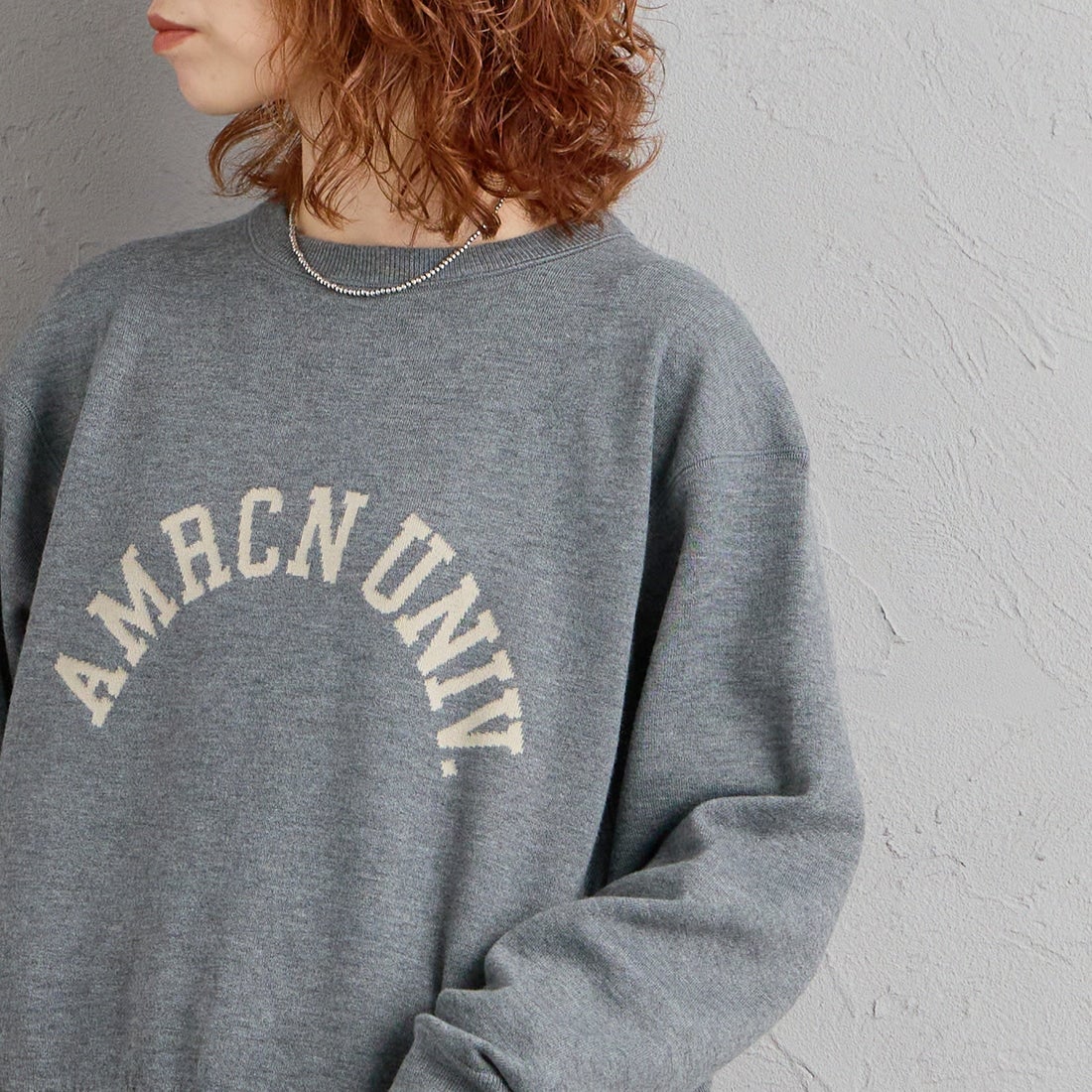 Americana × JEANS FACTORY [アメリカーナ × ジーンズファクトリー] 別注 ショート丈 フロントロゴ スウェットライク クルーネックニット [ASO-C-902-1-JF] ﾓｸﾁｬｺｰﾙ &&モデル身長：158cm 着用サイズ：ONE SIZE&&