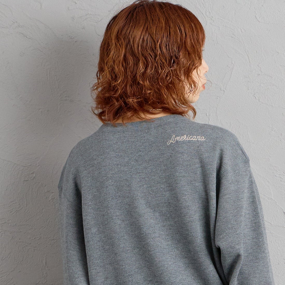 Americana × JEANS FACTORY [アメリカーナ × ジーンズファクトリー] 別注 ショート丈 フロントロゴ スウェットライク クルーネックニット [ASO-C-902-1-JF] ﾓｸﾁｬｺｰﾙ &&モデル身長：158cm 着用サイズ：ONE SIZE&&
