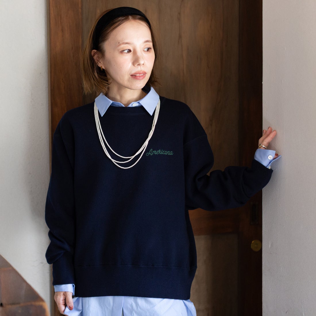 Americana × JEANS FACTORY [アメリカーナ × ジーンズファクトリー] 別注 ショート丈 バックロゴ スウェットライク クルーネックニット [ASO-C-902-2-JF] ﾈｲﾋﾞｰ &&モデル身長：153cm 着用サイズ：ONE SIZE&&