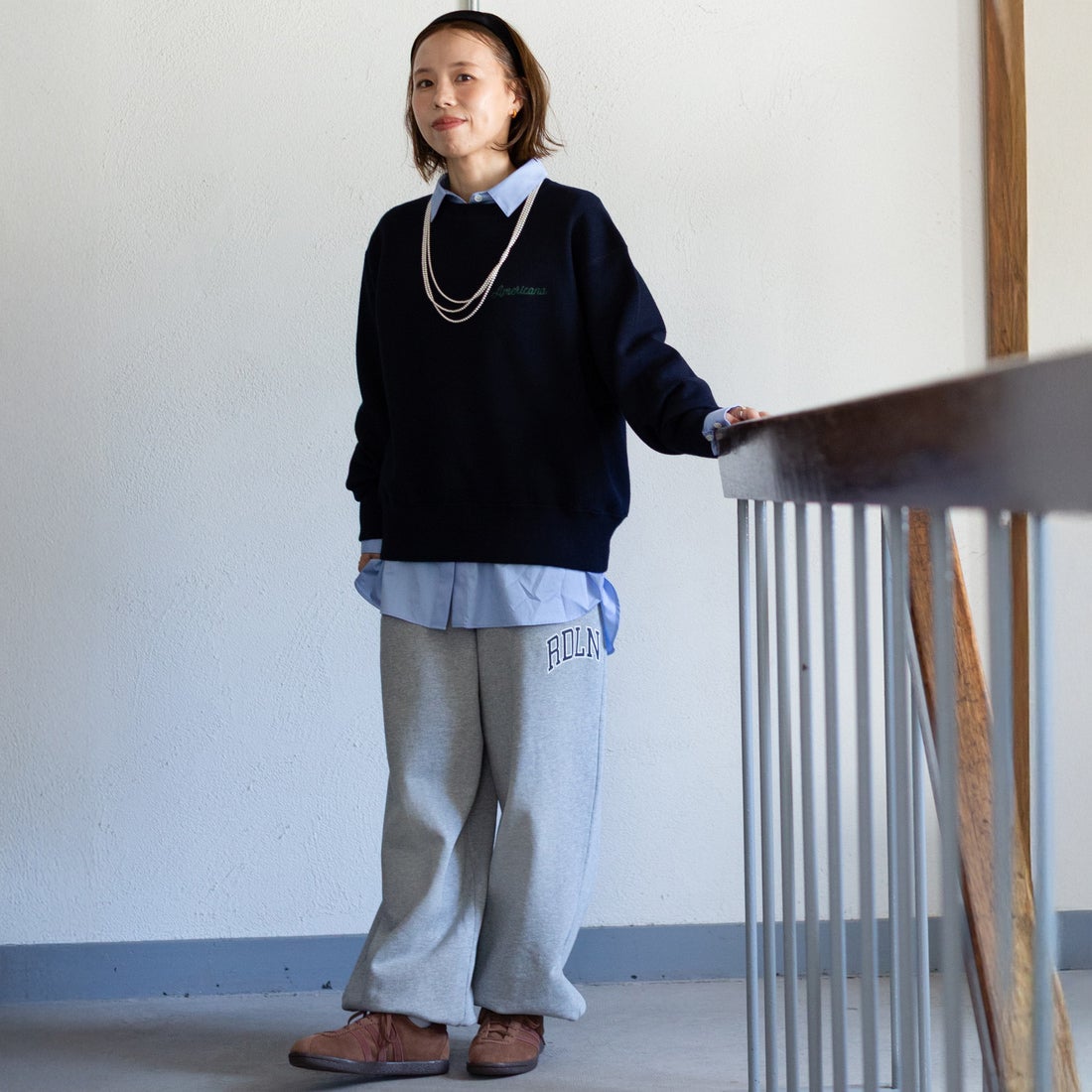 Americana × JEANS FACTORY [アメリカーナ × ジーンズファクトリー] 別注 ショート丈 バックロゴ スウェットライク クルーネックニット [ASO-C-902-2-JF] ﾈｲﾋﾞｰ &&モデル身長：153cm 着用サイズ：ONE SIZE&&