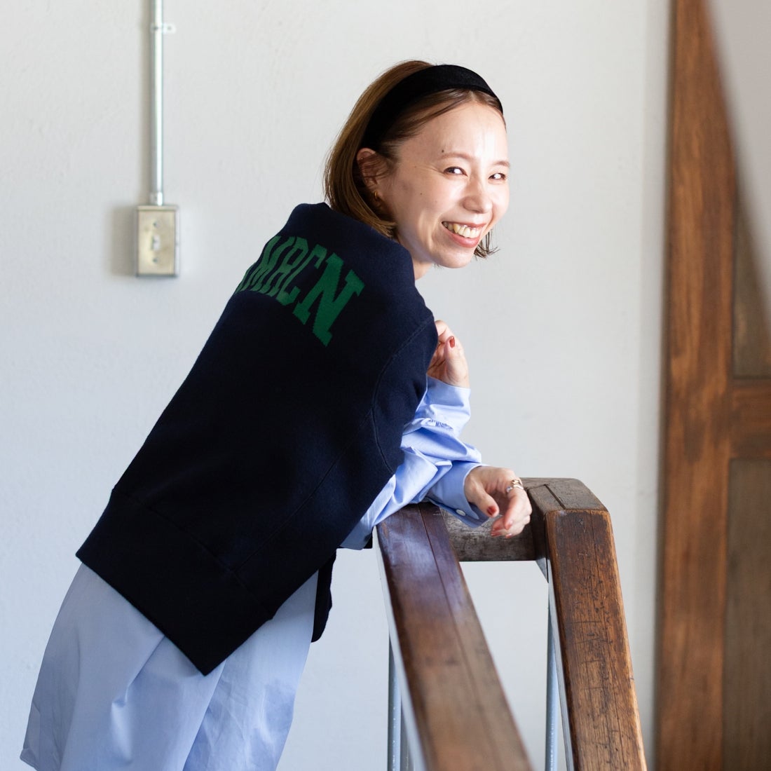Americana × JEANS FACTORY [アメリカーナ × ジーンズファクトリー] 別注 ショート丈 バックロゴ スウェットライク クルーネックニット [ASO-C-902-2-JF] ﾈｲﾋﾞｰ &&モデル身長：153cm 着用サイズ：ONE SIZE&&