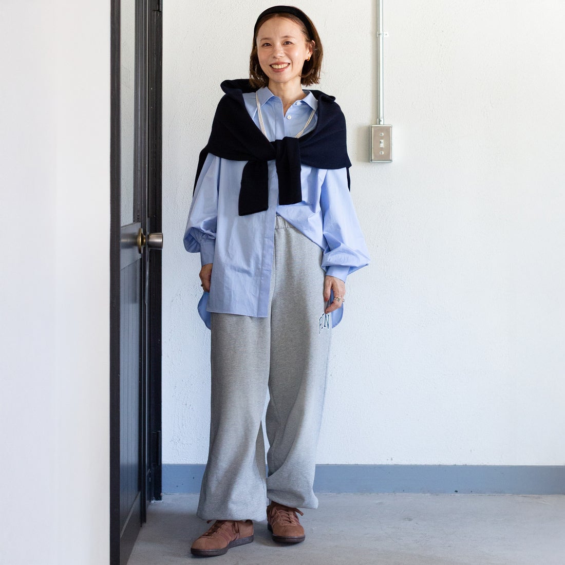 Americana × JEANS FACTORY [アメリカーナ × ジーンズファクトリー] 別注 ショート丈 バックロゴ スウェットライク クルーネックニット [ASO-C-902-2-JF] ﾈｲﾋﾞｰ &&モデル身長：153cm 着用サイズ：ONE SIZE&&