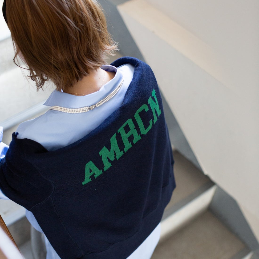 Americana × JEANS FACTORY [アメリカーナ × ジーンズファクトリー] 別注 ショート丈 バックロゴ スウェットライク クルーネックニット [ASO-C-902-2-JF] ﾈｲﾋﾞｰ &&モデル身長：153cm 着用サイズ：ONE SIZE&&