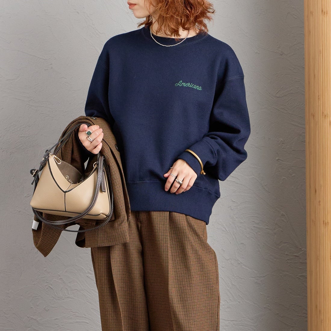 Americana × JEANS FACTORY [アメリカーナ × ジーンズファクトリー] 別注 ショート丈 バックロゴ スウェットライク クルーネックニット [ASO-C-902-2-JF] ﾈｲﾋﾞｰ &&モデル身長：158cm 着用サイズ：ONE SIZE&&
