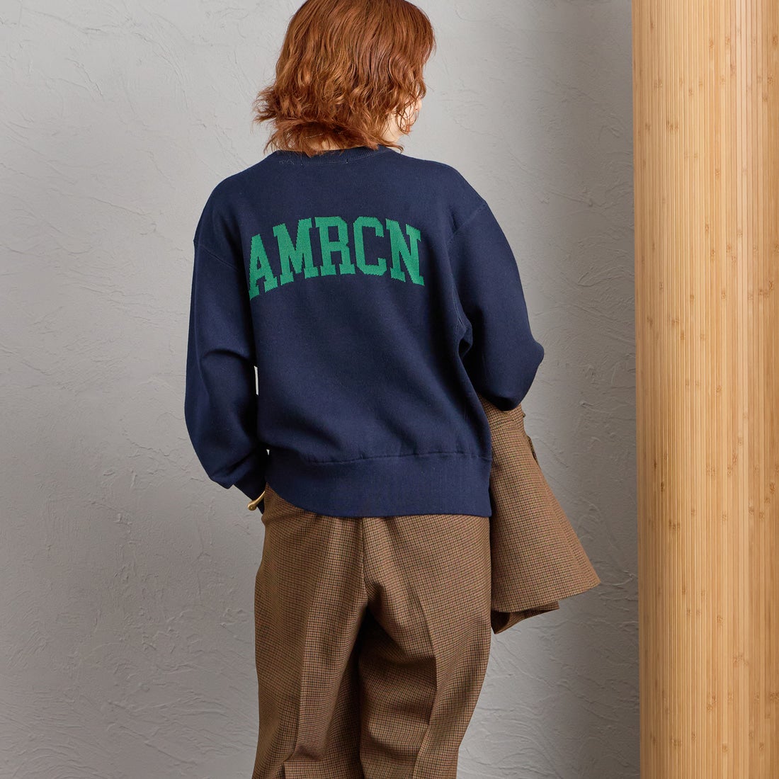 Americana × JEANS FACTORY [アメリカーナ × ジーンズファクトリー] 別注 ショート丈 バックロゴ スウェットライク クルーネックニット [ASO-C-902-2-JF] ﾈｲﾋﾞｰ &&モデル身長：158cm 着用サイズ：ONE SIZE&&