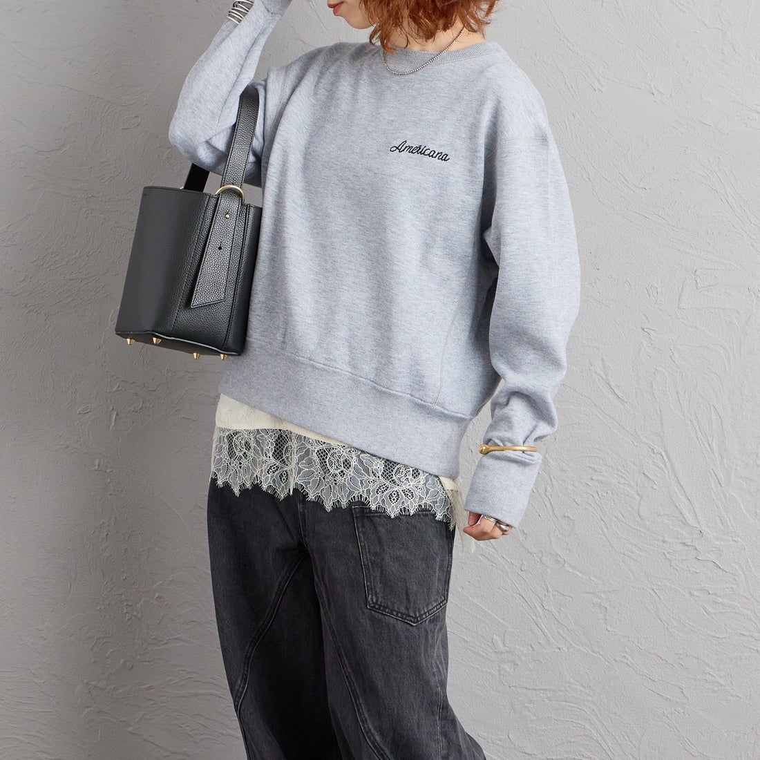 Americana × JEANS FACTORY [アメリカーナ × ジーンズファクトリー] 別注 ショート丈 バックロゴ スウェットライク クルーネックニット [ASO-C-902-2-JF] ﾓｸｸﾞﾚｰ &&モデル身長：158cm 着用サイズ：ONE SIZE&&