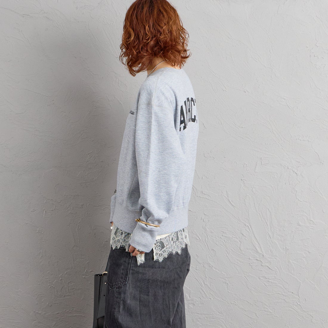 Americana × JEANS FACTORY [アメリカーナ × ジーンズファクトリー] 別注 ショート丈 バックロゴ スウェットライク クルーネックニット [ASO-C-902-2-JF] ﾓｸｸﾞﾚｰ &&モデル身長：158cm 着用サイズ：ONE SIZE&&