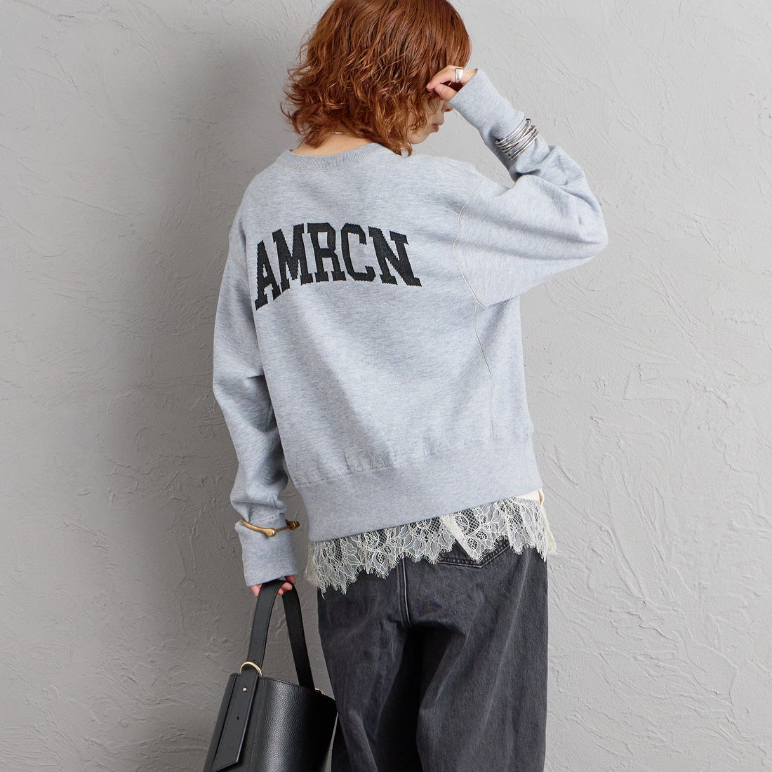 Americana × JEANS FACTORY [アメリカーナ × ジーンズファクトリー] 別注 ショート丈 バックロゴ スウェットライク クルーネックニット [ASO-C-902-2-JF] ﾓｸｸﾞﾚｰ &&モデル身長：158cm 着用サイズ：ONE SIZE&&