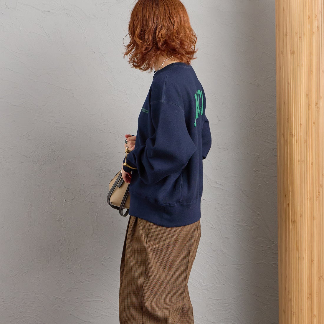 Americana × JEANS FACTORY [アメリカーナ × ジーンズファクトリー] 別注 ショート丈 バックロゴ スウェットライク クルーネックニット [ASO-C-902-2-JF] ﾈｲﾋﾞｰ &&モデル身長：158cm 着用サイズ：ONE SIZE&&