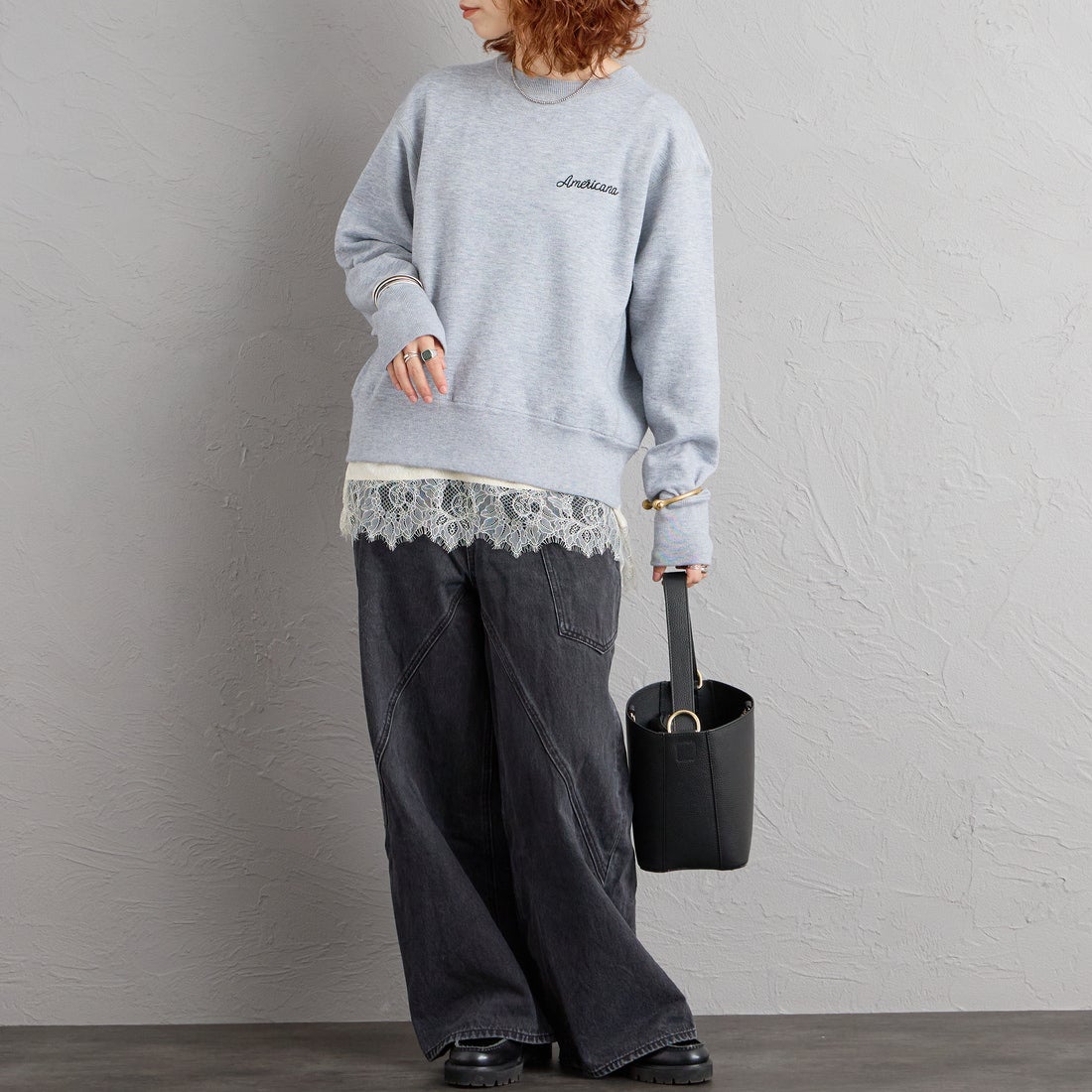 Americana × JEANS FACTORY [アメリカーナ × ジーンズファクトリー] 別注 ショート丈 バックロゴ スウェットライク クルーネックニット [ASO-C-902-2-JF] ﾓｸｸﾞﾚｰ &&モデル身長：158cm 着用サイズ：ONE SIZE&&