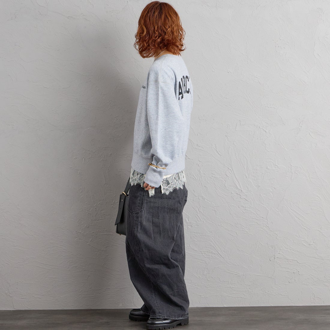 Americana × JEANS FACTORY [アメリカーナ × ジーンズファクトリー] 別注 ショート丈 バックロゴ スウェットライク クルーネックニット [ASO-C-902-2-JF] ﾓｸｸﾞﾚｰ &&モデル身長：158cm 着用サイズ：ONE SIZE&&