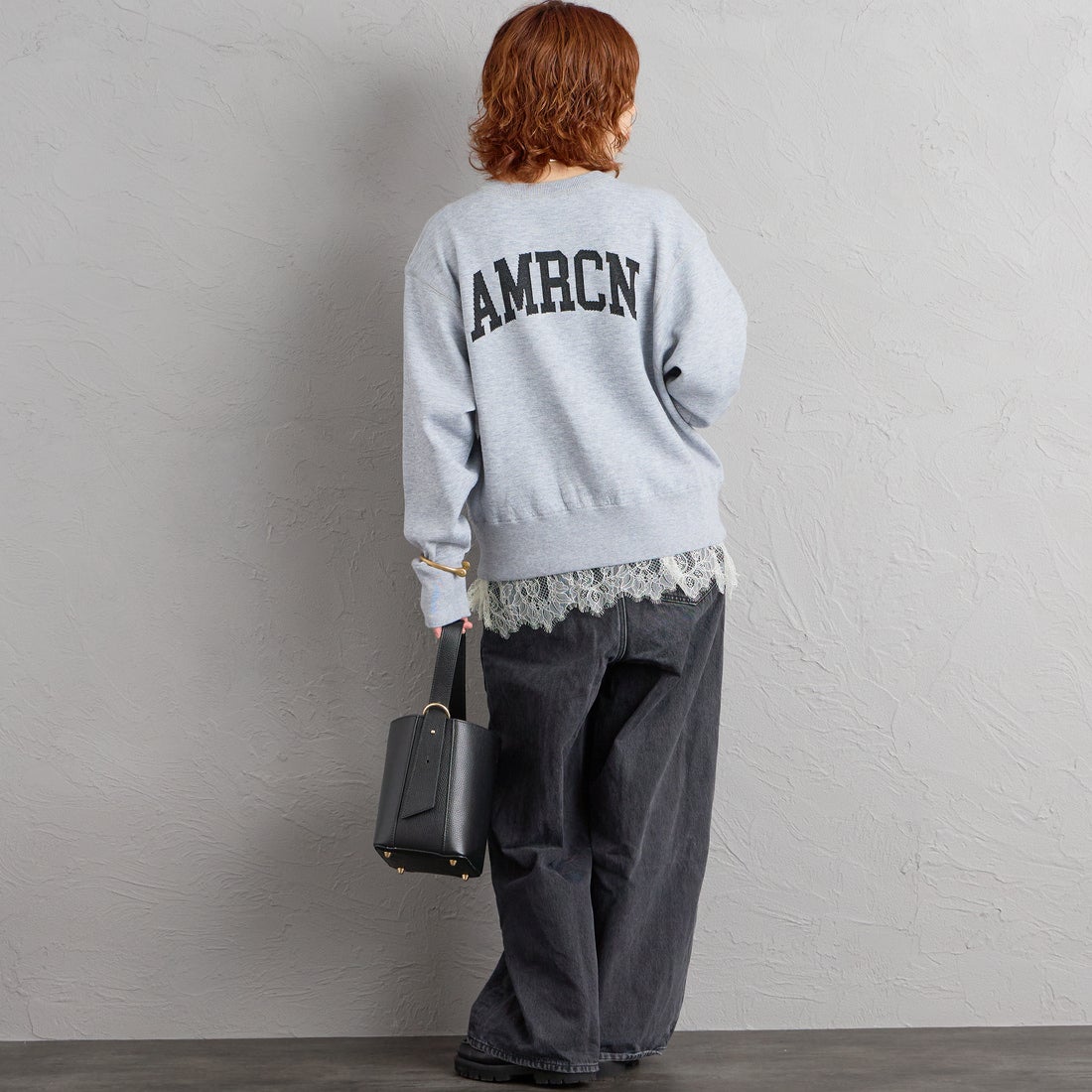 Americana × JEANS FACTORY [アメリカーナ × ジーンズファクトリー] 別注 ショート丈 バックロゴ スウェットライク クルーネックニット [ASO-C-902-2-JF] ﾓｸｸﾞﾚｰ &&モデル身長：158cm 着用サイズ：ONE SIZE&&