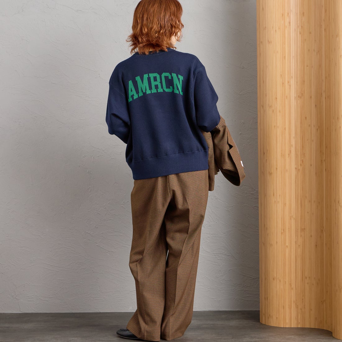 Americana × JEANS FACTORY [アメリカーナ × ジーンズファクトリー] 別注 ショート丈 バックロゴ スウェットライク クルーネックニット [ASO-C-902-2-JF] ﾈｲﾋﾞｰ &&モデル身長：158cm 着用サイズ：ONE SIZE&&