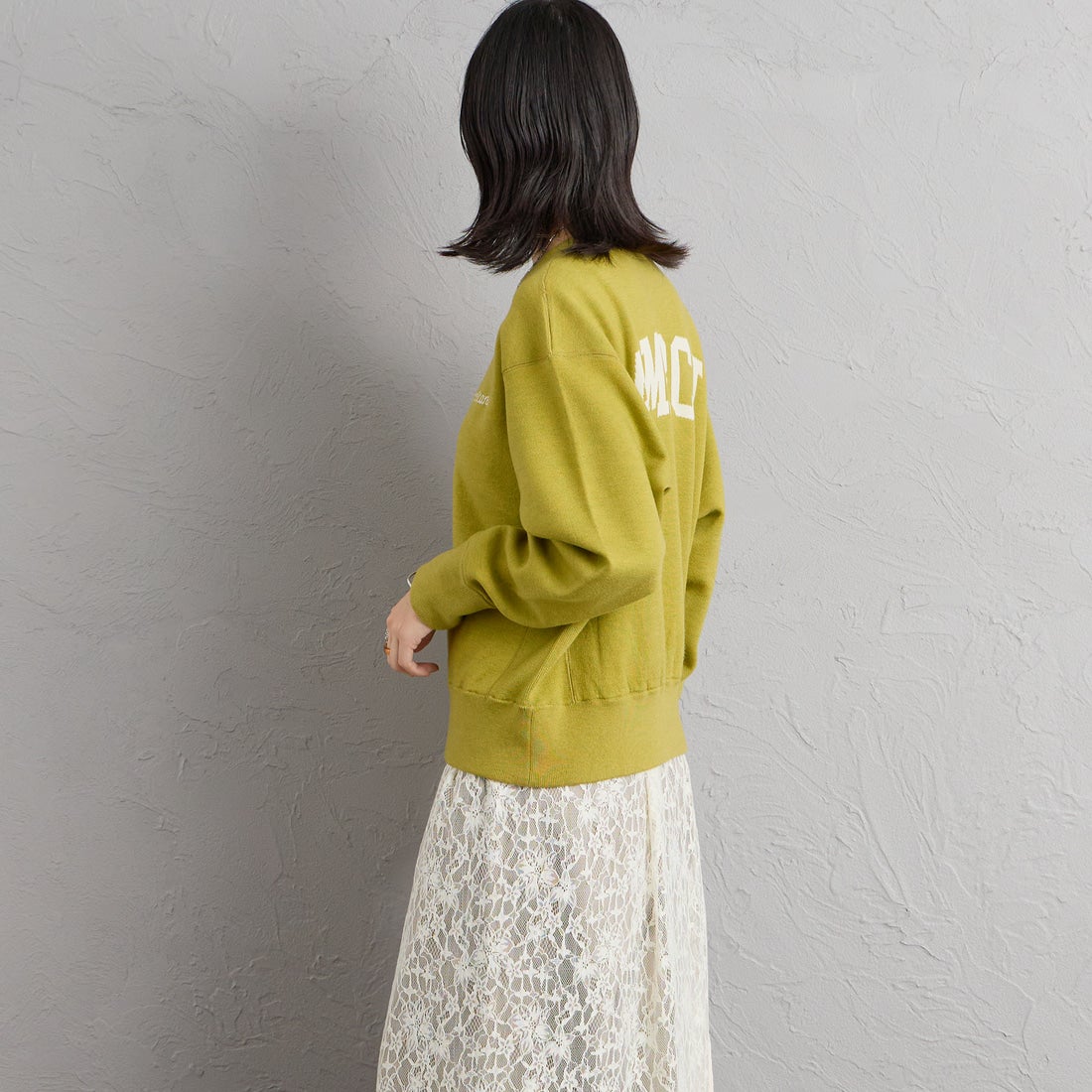 Americana × JEANS FACTORY [アメリカーナ × ジーンズファクトリー] 別注 ショート丈 バックロゴ スウェットライク クルーネックニット [ASO-C-902-2-JF] ｸﾞﾘｰﾝ &&モデル身長：162cm 着用サイズ：ONE SIZE&&