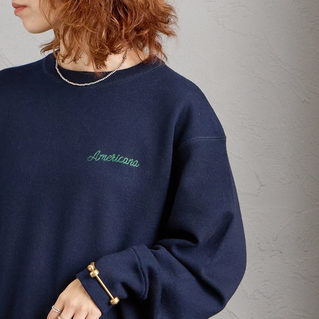 Americana × JEANS FACTORY [アメリカーナ × ジーンズファクトリー] 別注 ショート丈 バックロゴ スウェットライク クルーネックニット [ASO-C-902-2-JF] ﾈｲﾋﾞｰ &&モデル身長：158cm 着用サイズ：ONE SIZE&&