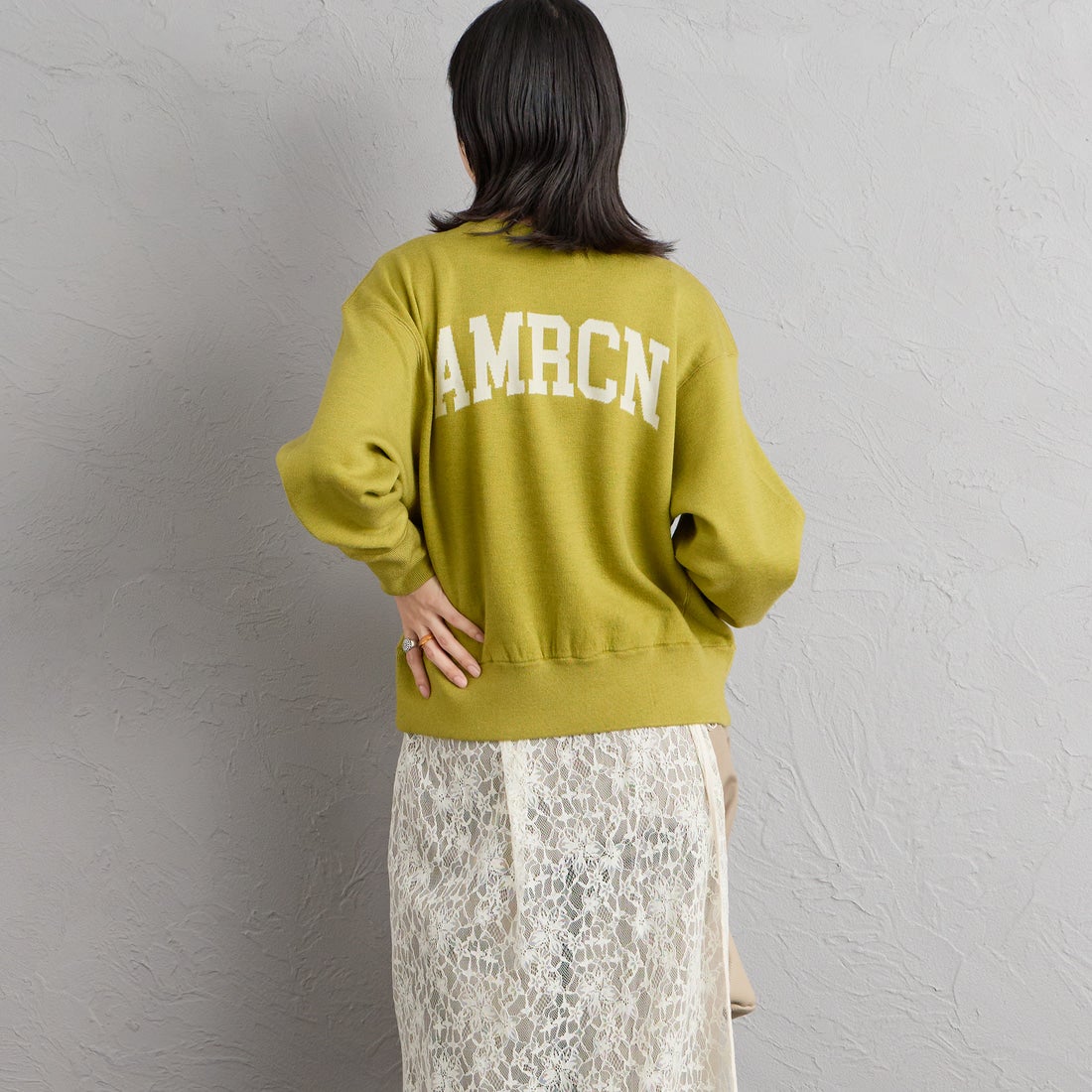 Americana × JEANS FACTORY [アメリカーナ × ジーンズファクトリー] 別注 ショート丈 バックロゴ スウェットライク クルーネックニット [ASO-C-902-2-JF] ｸﾞﾘｰﾝ &&モデル身長：162cm 着用サイズ：ONE SIZE&&