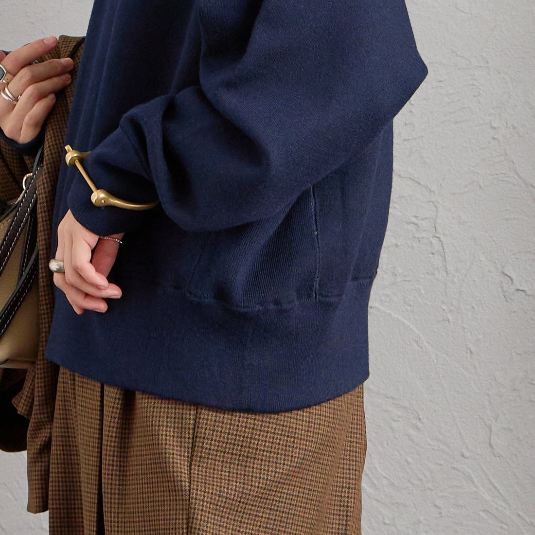 Americana × JEANS FACTORY [アメリカーナ × ジーンズファクトリー] 別注 ショート丈 バックロゴ スウェットライク クルーネックニット [ASO-C-902-2-JF] ﾈｲﾋﾞｰ &&モデル身長：158cm 着用サイズ：ONE SIZE&&