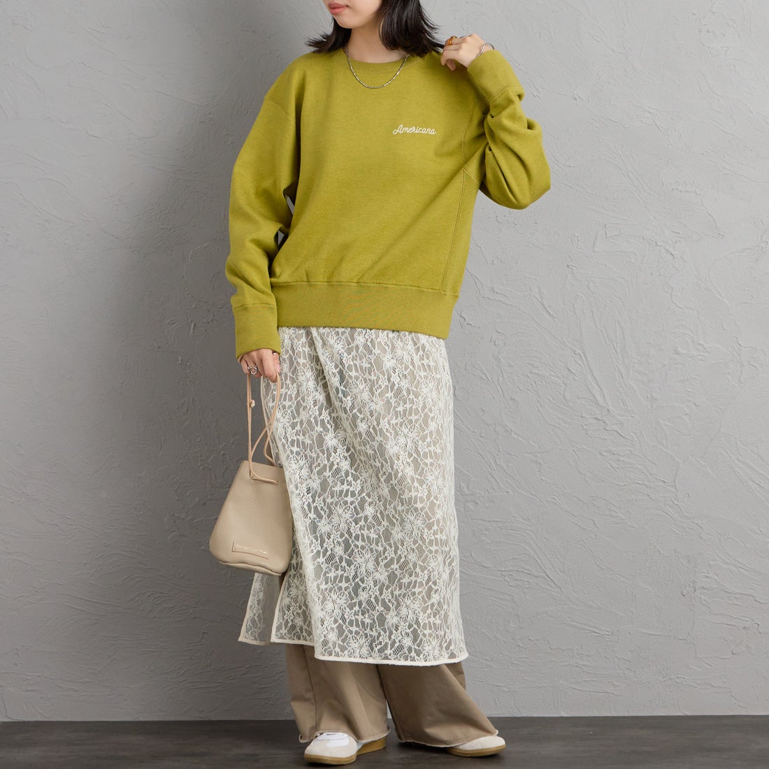 Americana × JEANS FACTORY [アメリカーナ × ジーンズファクトリー] 別注 ショート丈 バックロゴ スウェットライク クルーネックニット [ASO-C-902-2-JF] ｸﾞﾘｰﾝ &&モデル身長：162cm 着用サイズ：ONE SIZE&&