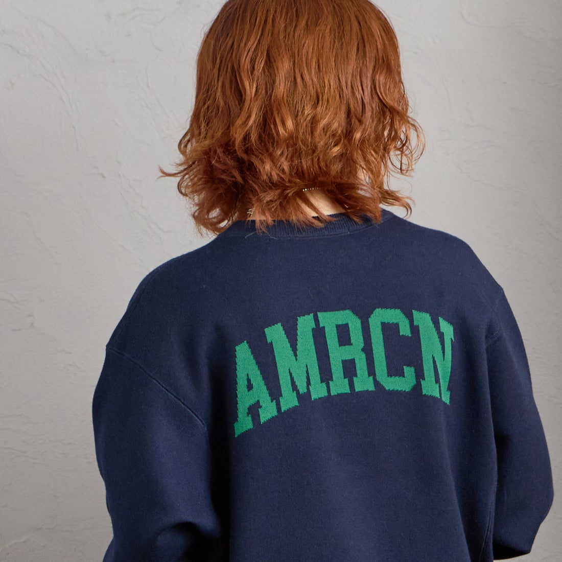 Americana × JEANS FACTORY [アメリカーナ × ジーンズファクトリー] 別注 ショート丈 バックロゴ スウェットライク クルーネックニット [ASO-C-902-2-JF] ﾈｲﾋﾞｰ &&モデル身長：158cm 着用サイズ：ONE SIZE&&