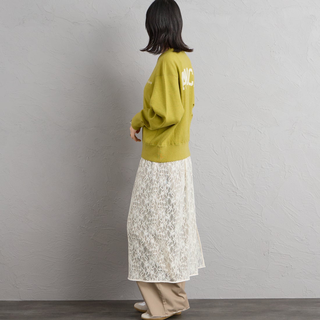 Americana × JEANS FACTORY [アメリカーナ × ジーンズファクトリー] 別注 ショート丈 バックロゴ スウェットライク クルーネックニット [ASO-C-902-2-JF] ｸﾞﾘｰﾝ &&モデル身長：162cm 着用サイズ：ONE SIZE&&