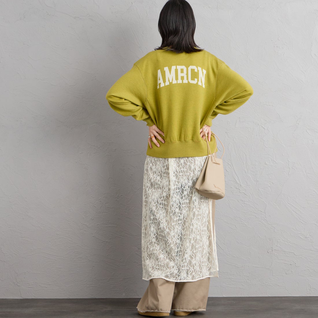 Americana × JEANS FACTORY [アメリカーナ × ジーンズファクトリー] 別注 ショート丈 バックロゴ スウェットライク クルーネックニット [ASO-C-902-2-JF] ｸﾞﾘｰﾝ &&モデル身長：162cm 着用サイズ：ONE SIZE&&
