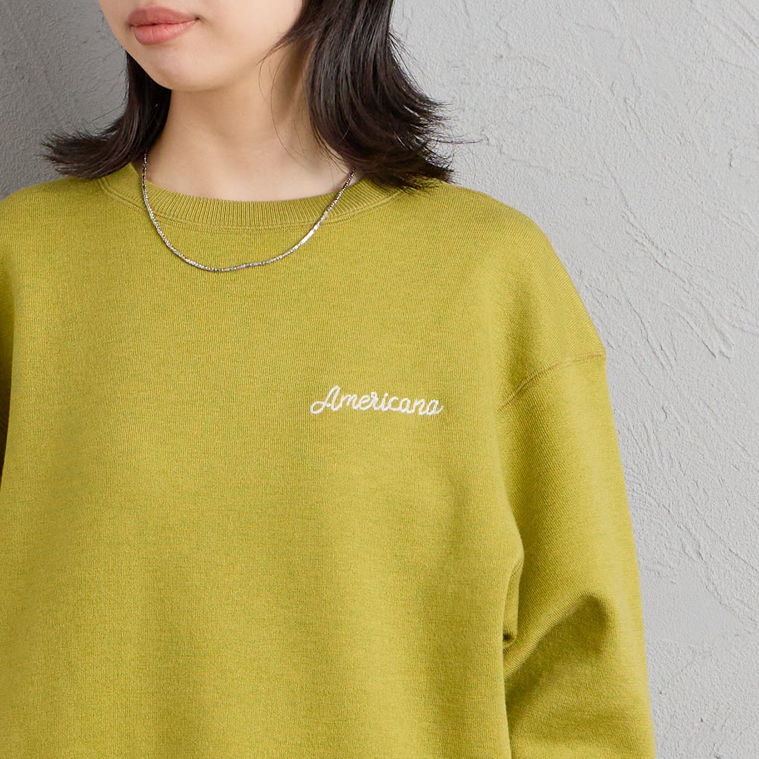 Americana × JEANS FACTORY [アメリカーナ × ジーンズファクトリー] 別注 ショート丈 バックロゴ スウェットライク クルーネックニット [ASO-C-902-2-JF] ｸﾞﾘｰﾝ &&モデル身長：162cm 着用サイズ：ONE SIZE&&