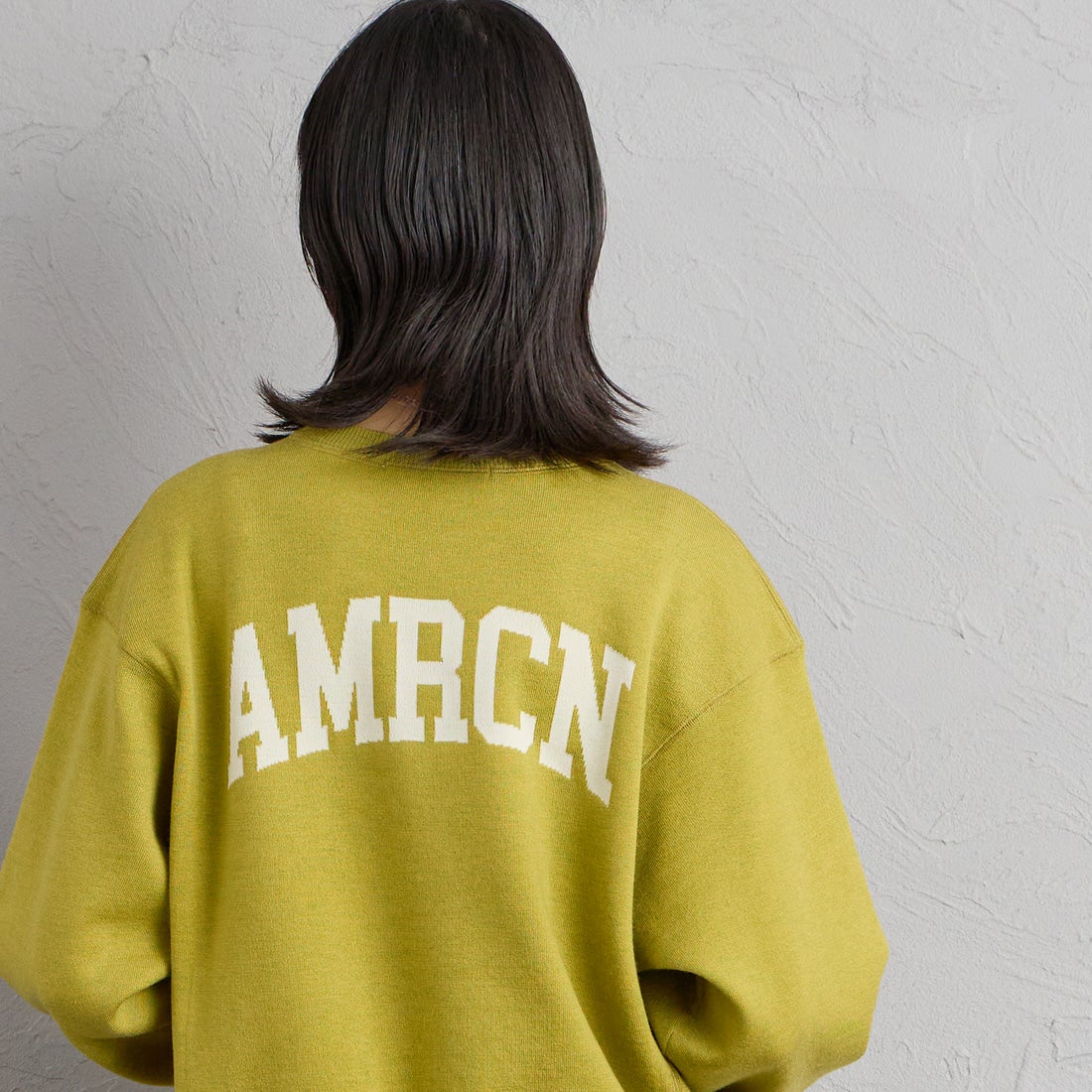 Americana × JEANS FACTORY [アメリカーナ × ジーンズファクトリー] 別注 ショート丈 バックロゴ スウェットライク クルーネックニット [ASO-C-902-2-JF] ｸﾞﾘｰﾝ &&モデル身長：162cm 着用サイズ：ONE SIZE&&