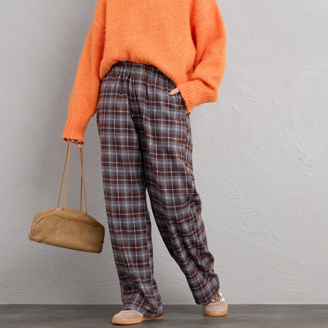 UNIVERSAL OVERALL [ユニバーサルオーバーオール] 別注 バックポケット イージーチェックパンツ [U2632600IN-JF] BROWN &&モデル身長：158cm 着用サイズ：S&&