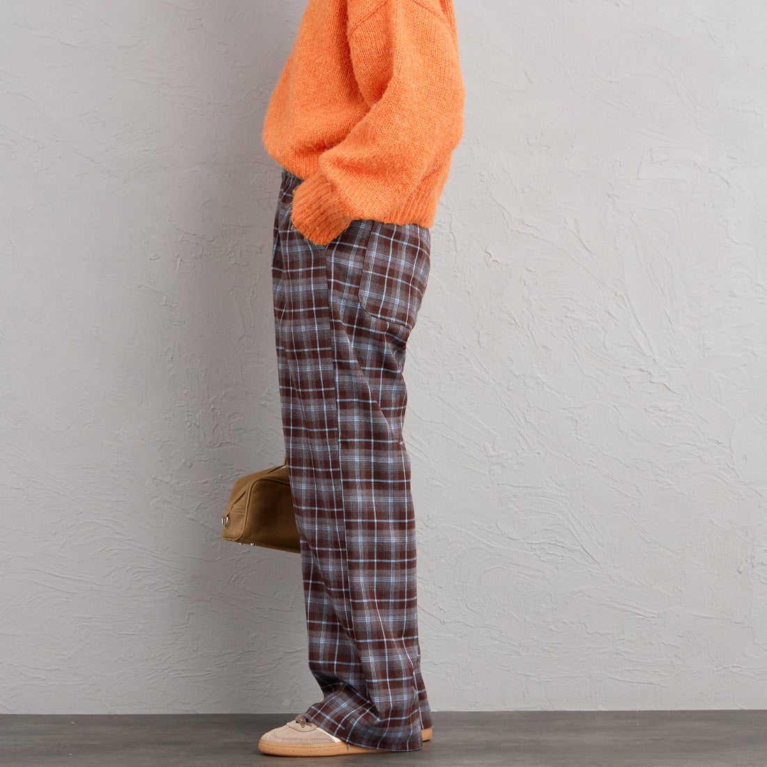 UNIVERSAL OVERALL [ユニバーサルオーバーオール] 別注 バックポケット イージーチェックパンツ [U2632600IN-JF] BROWN &&モデル身長：158cm 着用サイズ：S&&