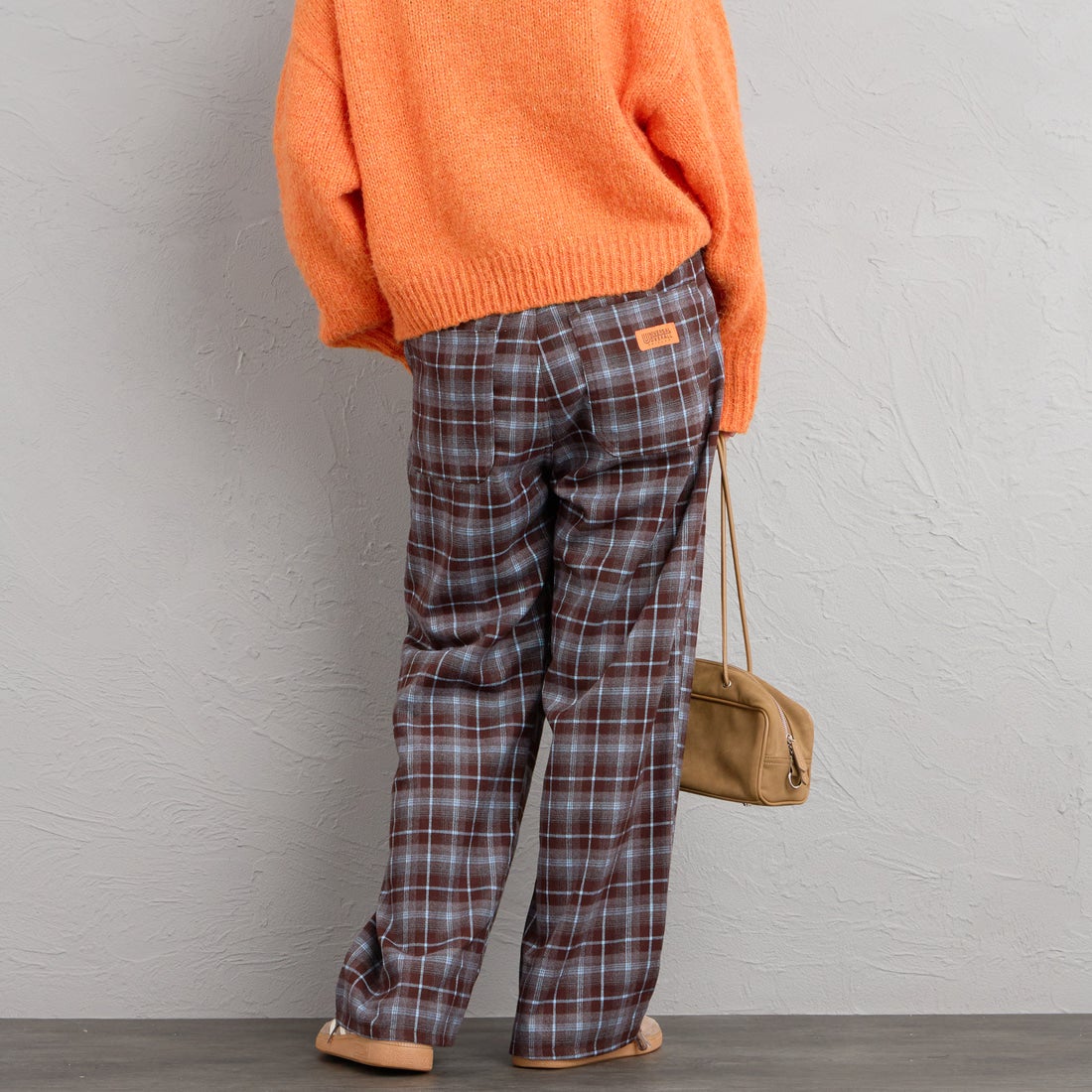 UNIVERSAL OVERALL [ユニバーサルオーバーオール] 別注 バックポケット イージーチェックパンツ [U2632600IN-JF] BROWN &&モデル身長：158cm 着用サイズ：S&&