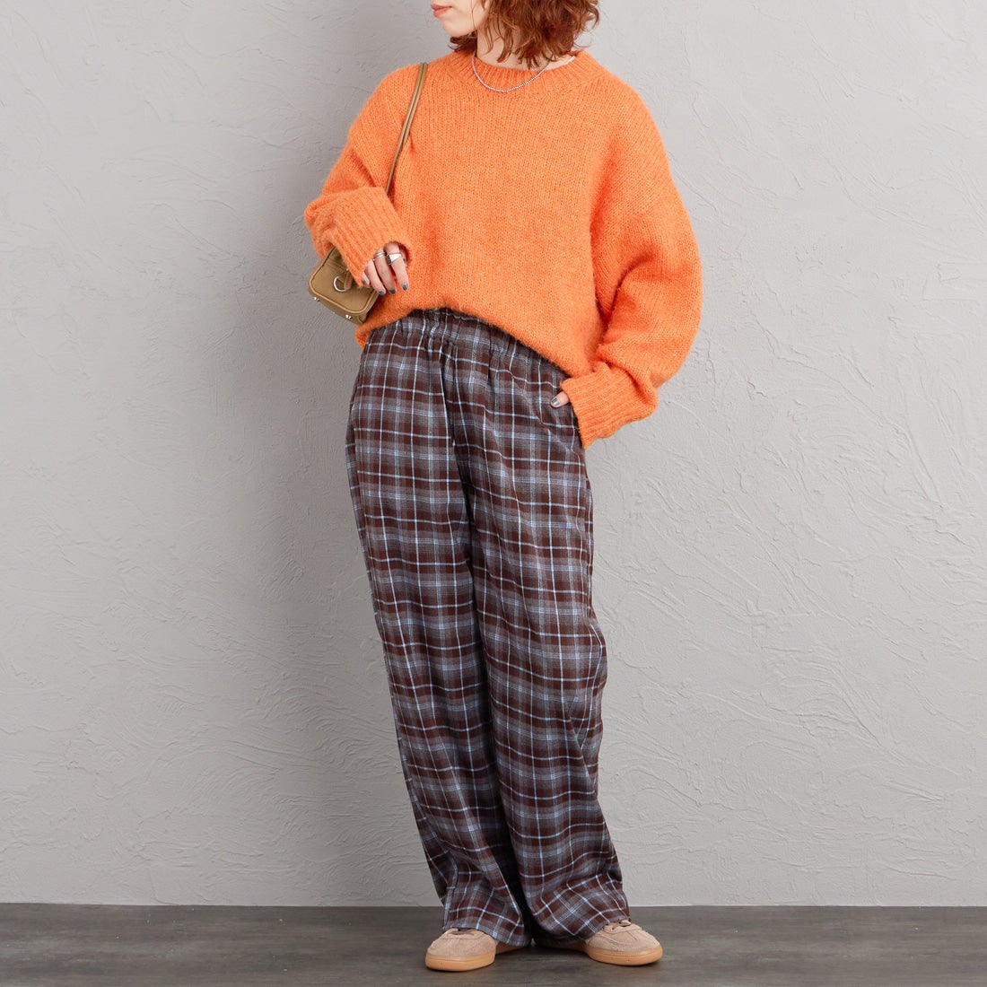 UNIVERSAL OVERALL [ユニバーサルオーバーオール] 別注 バックポケット イージーチェックパンツ [U2632600IN-JF] BROWN &&モデル身長：158cm 着用サイズ：S&&