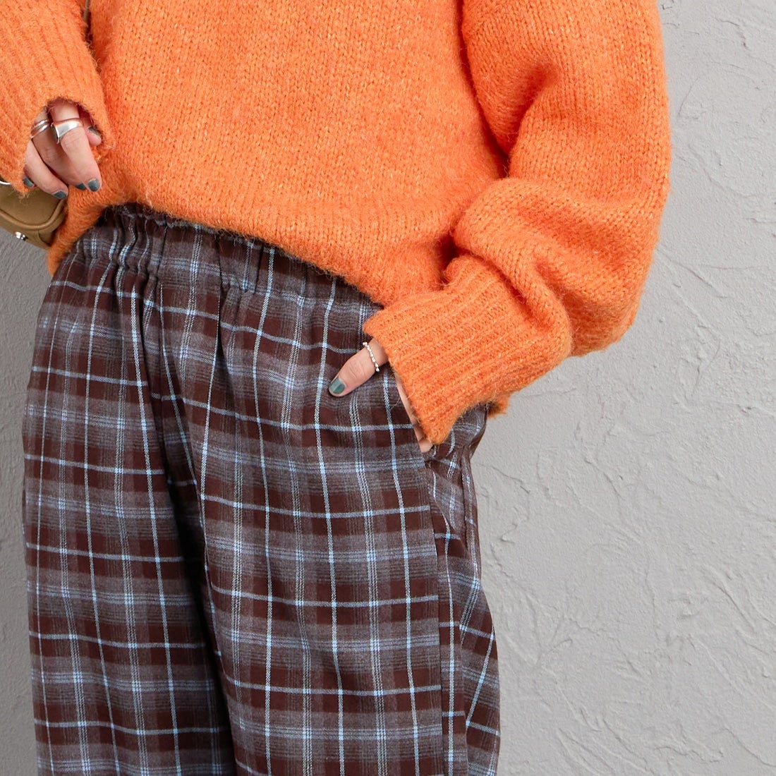 UNIVERSAL OVERALL [ユニバーサルオーバーオール] 別注 バックポケット イージーチェックパンツ [U2632600IN-JF] BROWN &&モデル身長：158cm 着用サイズ：S&&