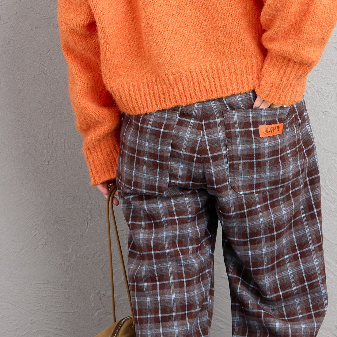UNIVERSAL OVERALL [ユニバーサルオーバーオール] 別注 バックポケット イージーチェックパンツ [U2632600IN-JF] BROWN &&モデル身長：158cm 着用サイズ：S&&