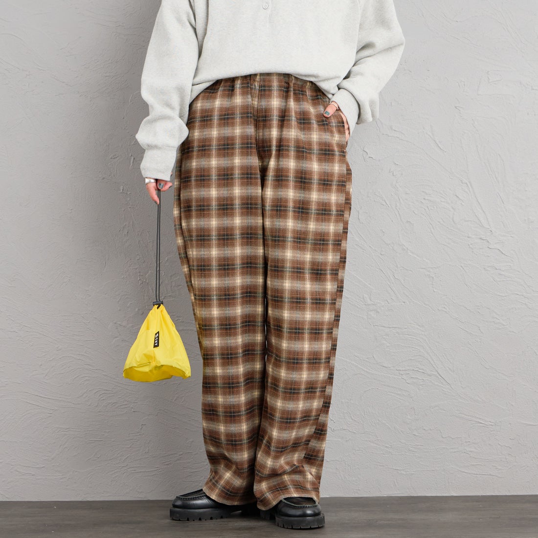 UNIVERSAL OVERALL [ユニバーサルオーバーオール] 別注 バックポケット イージーチェックパンツ [U2632600IN-JF] BEIGE &&モデル身長：158cm 着用サイズ：S&&