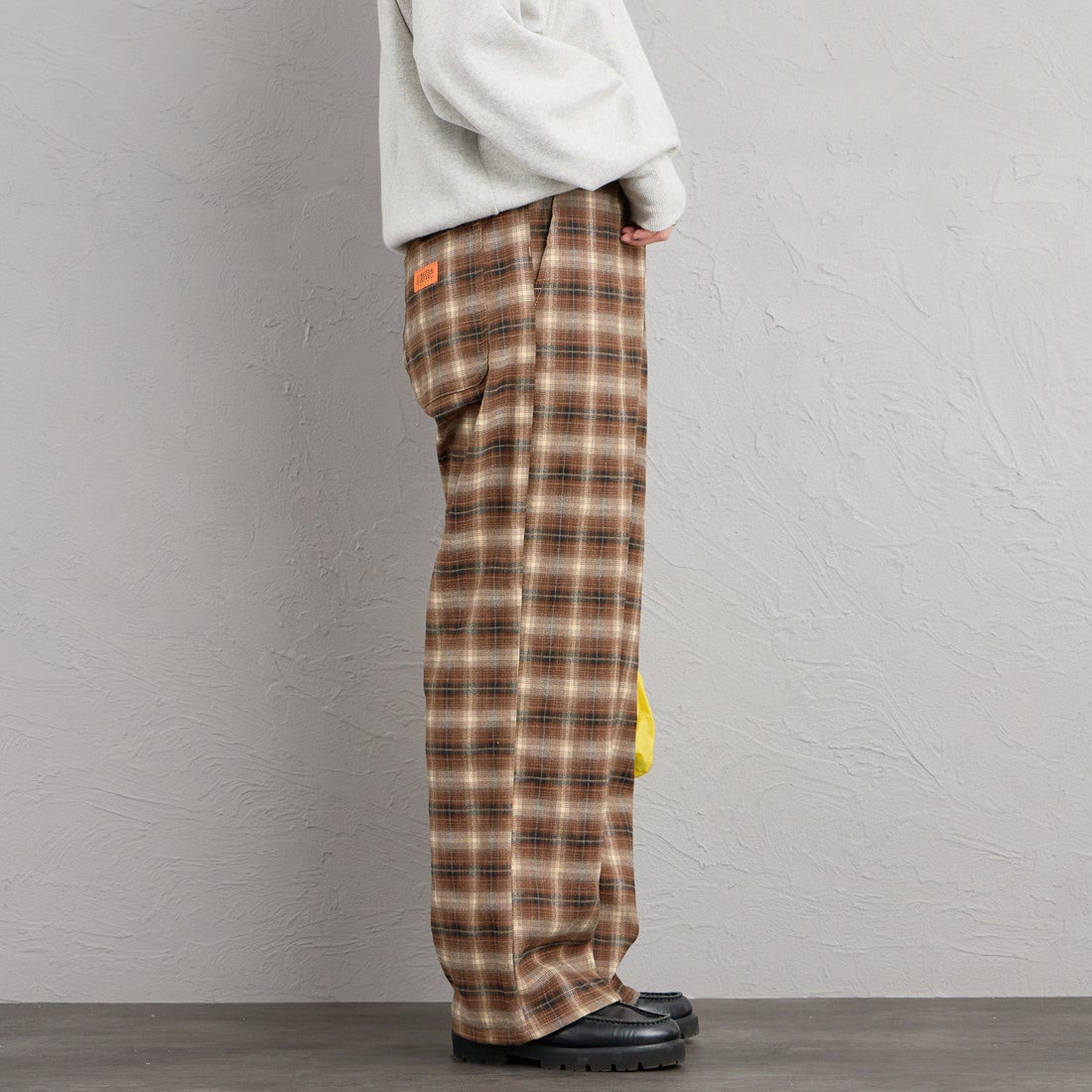 UNIVERSAL OVERALL [ユニバーサルオーバーオール] 別注 バックポケット イージーチェックパンツ [U2632600IN-JF] BEIGE &&モデル身長：158cm 着用サイズ：S&&