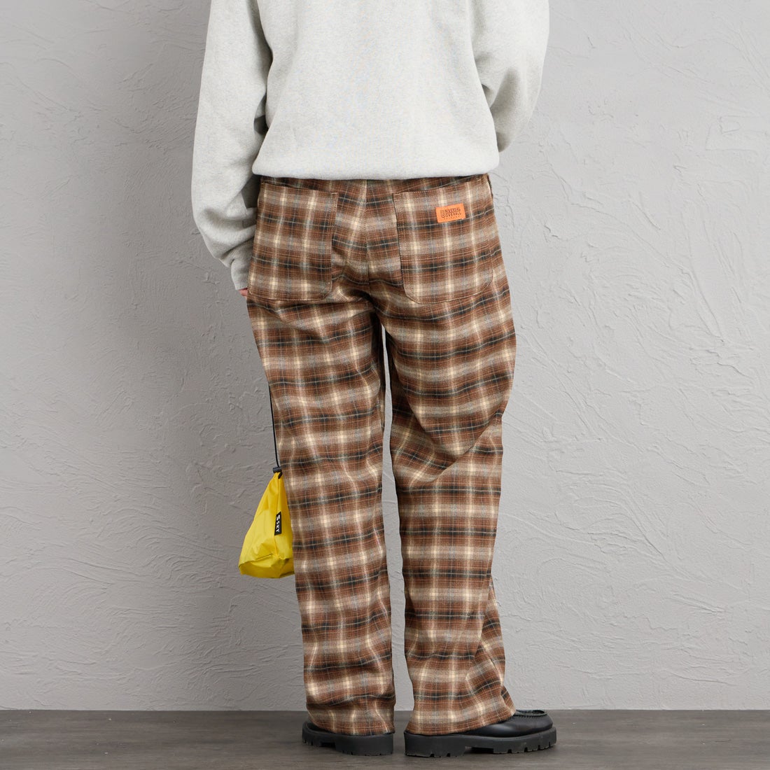 UNIVERSAL OVERALL [ユニバーサルオーバーオール] 別注 バックポケット イージーチェックパンツ [U2632600IN-JF] BEIGE &&モデル身長：158cm 着用サイズ：S&&