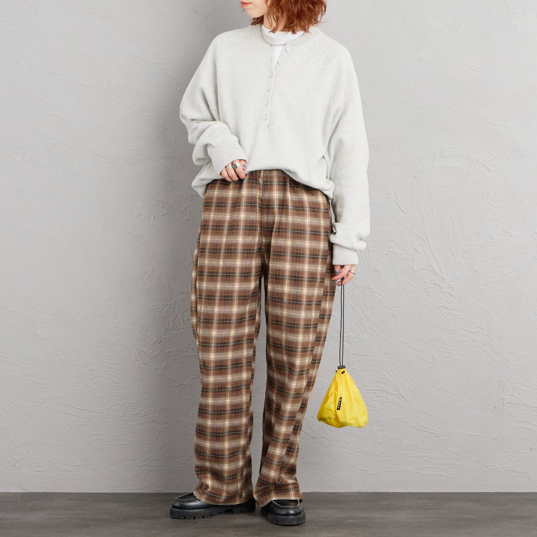 UNIVERSAL OVERALL [ユニバーサルオーバーオール] 別注 バックポケット イージーチェックパンツ [U2632600IN-JF] BEIGE &&モデル身長：158cm 着用サイズ：S&&