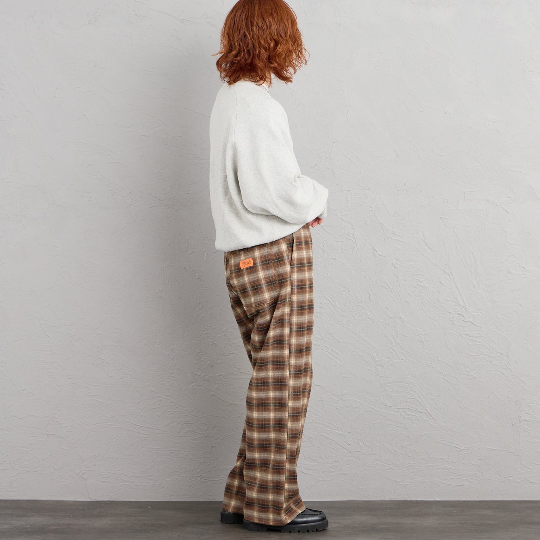 UNIVERSAL OVERALL [ユニバーサルオーバーオール] 別注 バックポケット イージーチェックパンツ [U2632600IN-JF] BEIGE &&モデル身長：158cm 着用サイズ：S&&