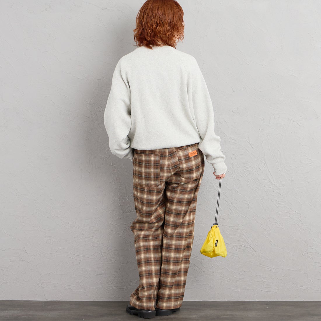 UNIVERSAL OVERALL [ユニバーサルオーバーオール] 別注 バックポケット イージーチェックパンツ [U2632600IN-JF] BEIGE &&モデル身長：158cm 着用サイズ：S&&