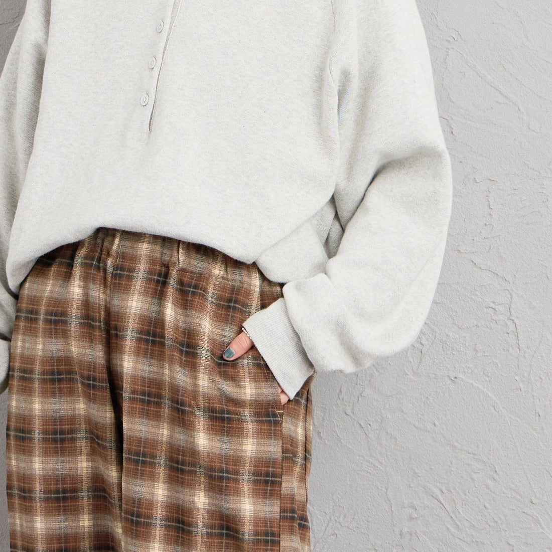 UNIVERSAL OVERALL [ユニバーサルオーバーオール] 別注 バックポケット イージーチェックパンツ [U2632600IN-JF] BEIGE &&モデル身長：158cm 着用サイズ：S&&