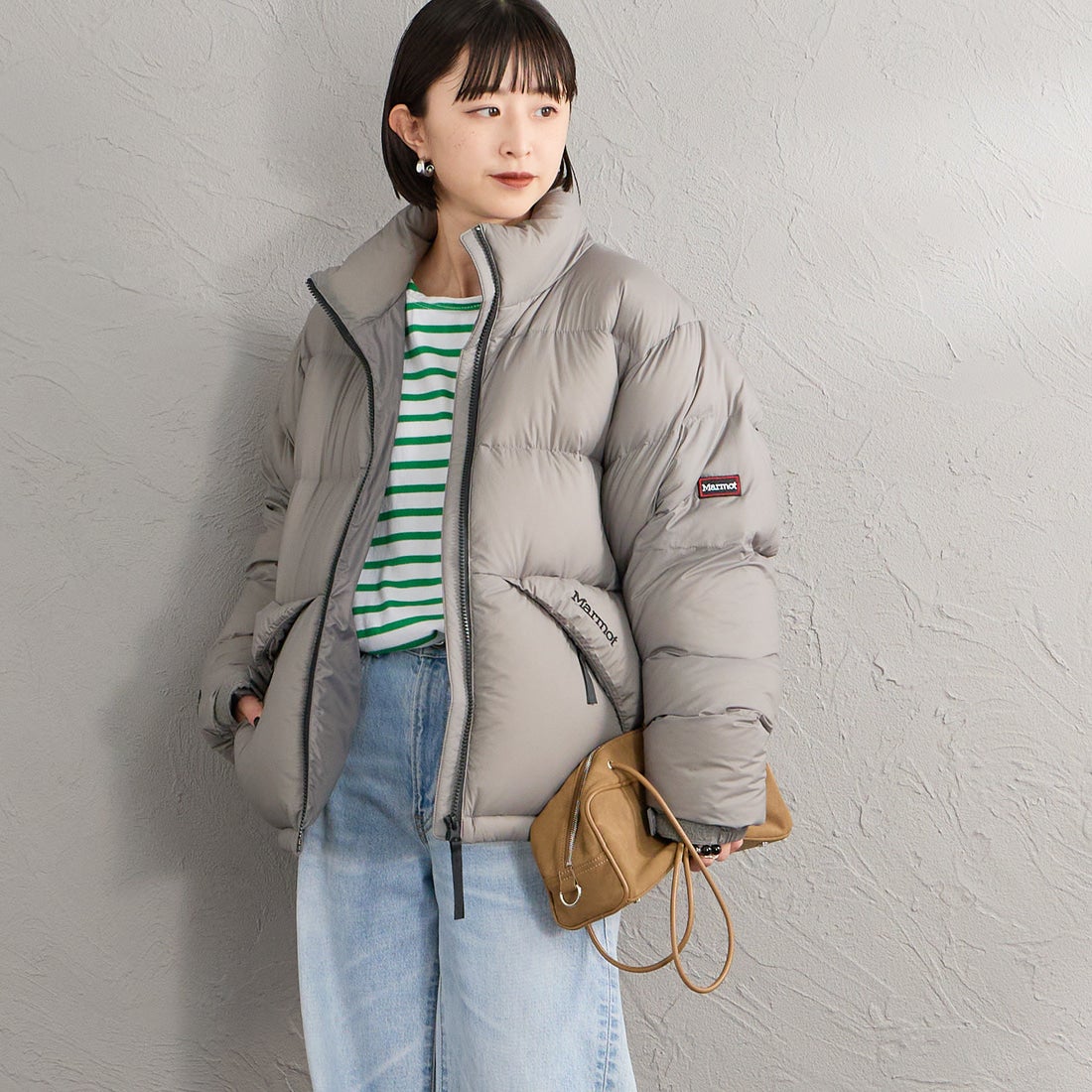 Marmot [マーモット] 別注 ワンポイントロゴ 750FPダウンジャケット [MTFW26UDW326IN-JF] WARM GRAY &&モデル身長：150cm 着用サイズ：S&&