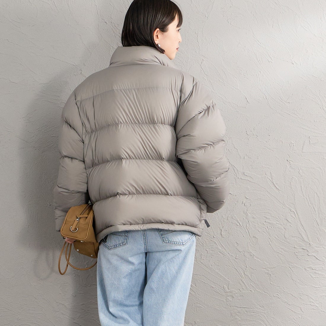 Marmot [マーモット] 別注 ワンポイントロゴ 750FPダウンジャケット [MTFW26UDW326IN-JF] WARM GRAY &&モデル身長：150cm 着用サイズ：S&&