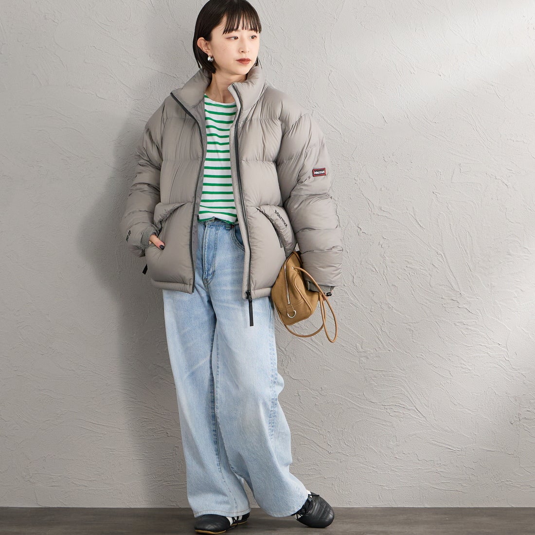 Marmot [マーモット] 別注 ワンポイントロゴ 750FPダウンジャケット [MTFW26UDW326IN-JF] WARM GRAY &&モデル身長：150cm 着用サイズ：S&&