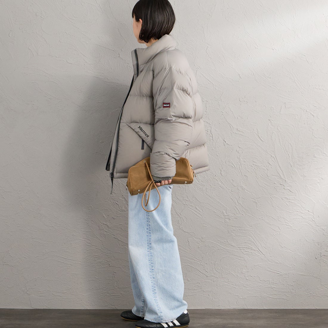Marmot [マーモット] 別注 ワンポイントロゴ 750FPダウンジャケット [MTFW26UDW326IN-JF] WARM GRAY &&モデル身長：150cm 着用サイズ：S&&